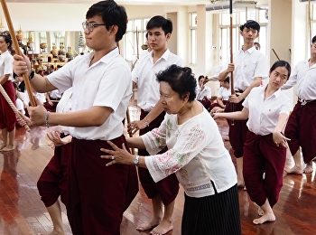 the teaching and learning atmosphere of
the Performing Arts Program (Thai Dance)